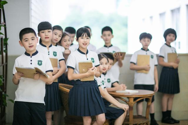 假如我是個(gè)孩子，我會(huì)穿什么樣的校服？